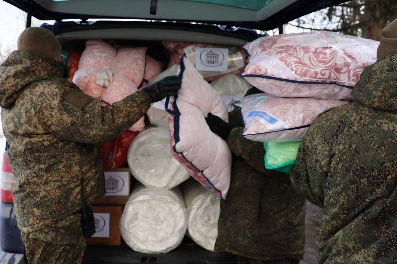 Военнослужащим, проходящим лечение в госпитале, передали гуманитарную помощь Военнослужащим, проходящим лечение в госпитале, передали гуманитарную помощь