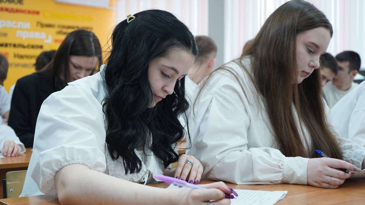 Сегодня в СОФ НИУ «БелГУ» в преддверии Дня студенчества сотрудники полиции и члены Общественного совета при УМВД провели всероссийскую акцию «Студенческий десант» Сегодня в СОФ НИУ «БелГУ» в преддверии Дня студенчества сотрудники полиции и члены Общественного совета при УМВД провели всероссийскую акцию «Студенческий десант»