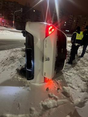 В Старом Осколе автомобилистка наехала на дорожный знак и стала фигуранткой уголовного дела из-за повторного вождения в нетрезвом виде