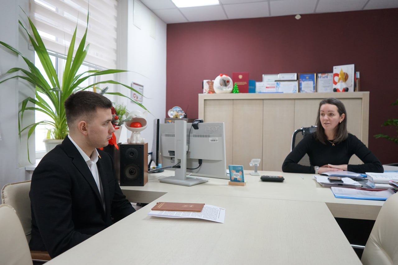 Дублёр заместителя губернатора - министра цифрового развития Данил Золотарев посетил контакт-центр МФЦ