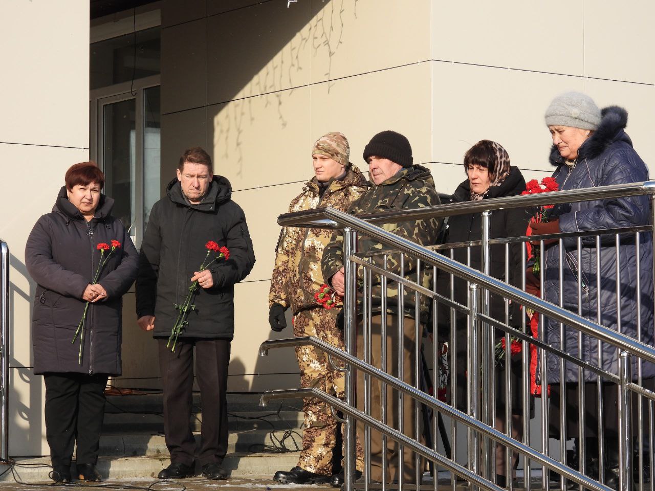 В Ровеньской школе №2 в торжественной обстановке открыли мемориальную доску выпускнику школы Ивану Александровичу Бутову, участнику специальной военной операции, который погиб при исполнении воинского долга В Ровеньской школе №2 в торжественной обстановке открыли мемориальную доску выпускнику школы Ивану Александровичу Бутову, участнику специальной военной операции, который погиб при исполнении воинского долга