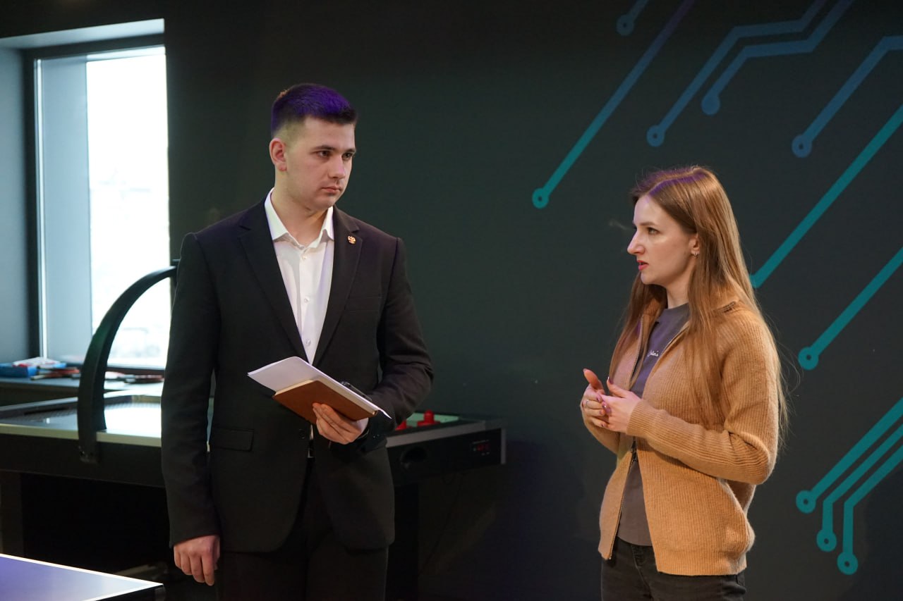 Дублёр заместителя губернатора - министра цифрового развития Данил Золотарев побывал в образовательных ИТ-учреждениях региона, в которых готовят кадры будущего