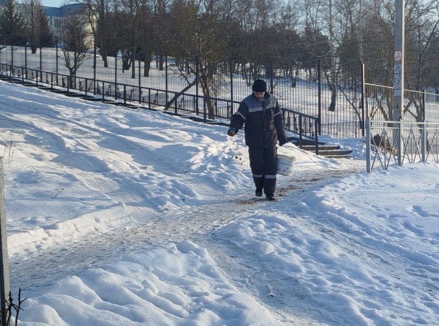 Коммунальные службы нашего округа активно ведут работы по зимнему содержанию дорог: осуществляется уборка снега и противогололёдная обработка дорожного полотна песко-соляной смесью Коммунальные службы нашего округа активно ведут работы по зимнему содержанию дорог: осуществляется уборка снега и противогололёдная обработка дорожного полотна песко-соляной смесью