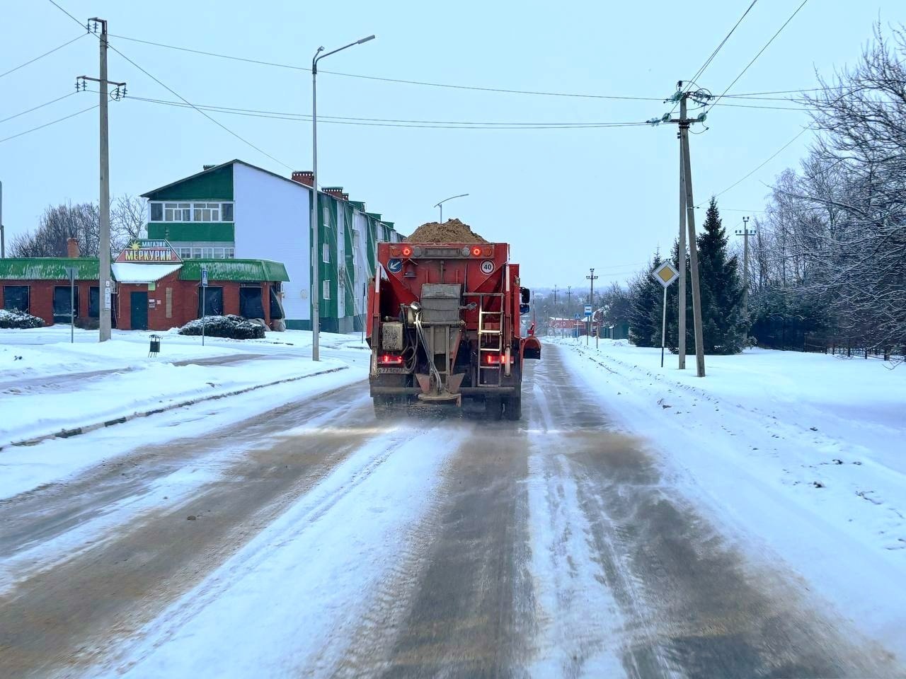 Коммунальные службы нашего округа активно ведут работы по зимнему содержанию дорог: осуществляется уборка снега и противогололёдная обработка дорожного полотна песко-соляной смесью Коммунальные службы нашего округа активно ведут работы по зимнему содержанию дорог: осуществляется уборка снега и противогололёдная обработка дорожного полотна песко-соляной смесью