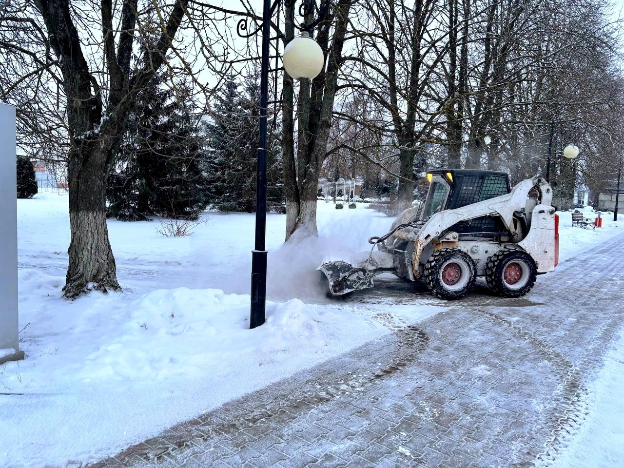 Коммунальные службы нашего округа активно ведут работы по зимнему содержанию дорог: осуществляется уборка снега и противогололёдная обработка дорожного полотна песко-соляной смесью Коммунальные службы нашего округа активно ведут работы по зимнему содержанию дорог: осуществляется уборка снега и противогололёдная обработка дорожного полотна песко-соляной смесью
