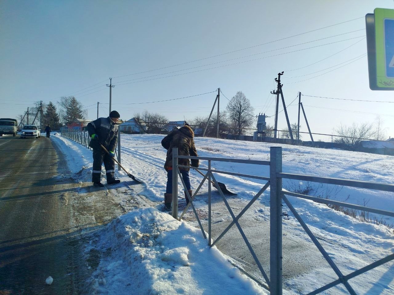 Коммунальные службы нашего округа активно ведут работы по зимнему содержанию дорог: осуществляется уборка снега и противогололёдная обработка дорожного полотна песко-соляной смесью Коммунальные службы нашего округа активно ведут работы по зимнему содержанию дорог: осуществляется уборка снега и противогололёдная обработка дорожного полотна песко-соляной смесью