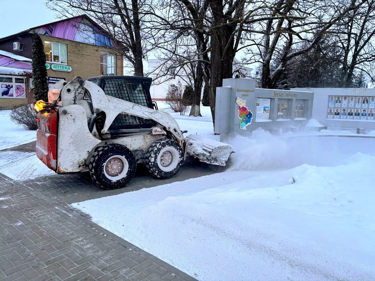 Коммунальные службы нашего округа активно ведут работы по зимнему содержанию дорог: осуществляется уборка снега и противогололёдная обработка дорожного полотна песко-соляной смесью Коммунальные службы нашего округа активно ведут работы по зимнему содержанию дорог: осуществляется уборка снега и противогололёдная обработка дорожного полотна песко-соляной смесью