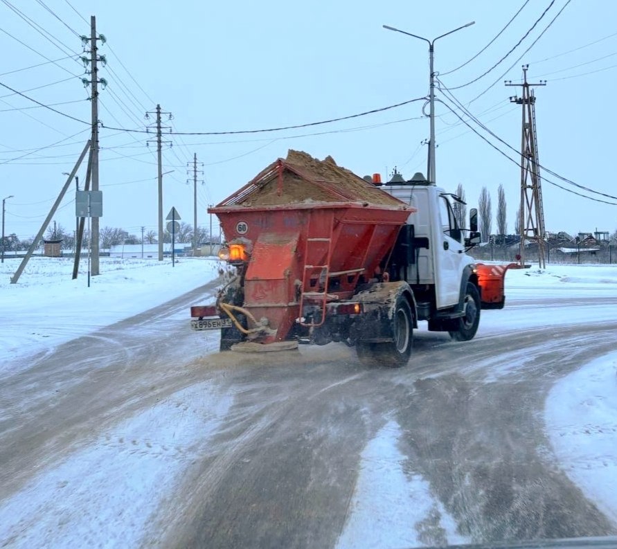 Коммунальные службы нашего округа активно ведут работы по зимнему содержанию дорог: осуществляется уборка снега и противогололёдная обработка дорожного полотна песко-соляной смесью Коммунальные службы нашего округа активно ведут работы по зимнему содержанию дорог: осуществляется уборка снега и противогололёдная обработка дорожного полотна песко-соляной смесью