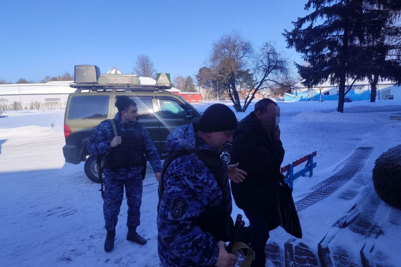 Белгородские росгвардейцы спасли мужчину, пострадавщего в результате атаки дрона ВСУ Белгородские росгвардейцы спасли мужчину, пострадавщего в результате атаки дрона ВСУ