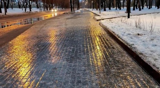 Изза ледяного дождя в Белгородской области дополнительно обрабатывают дороги и тротуары