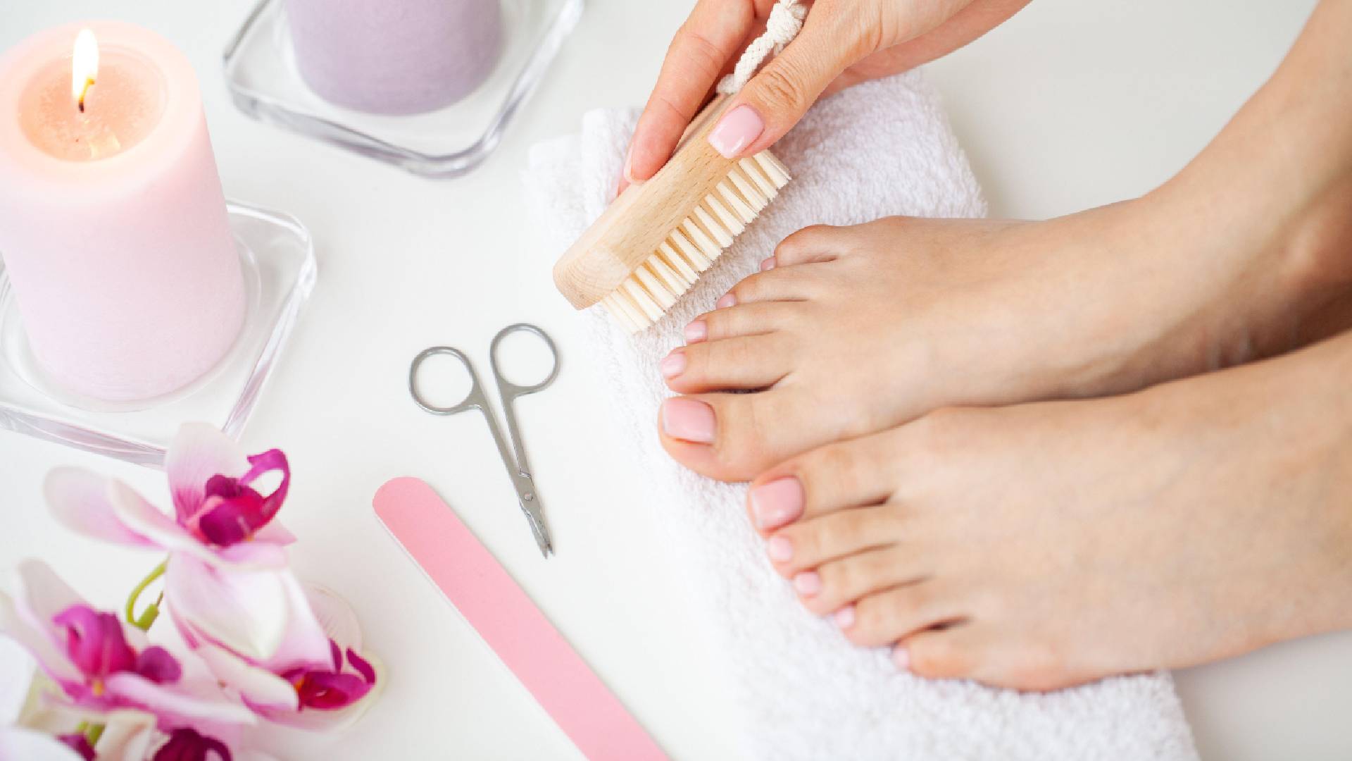 Забудьте про пемзу, если мечтаете о гладких пятках: вот что советует применять эксперт