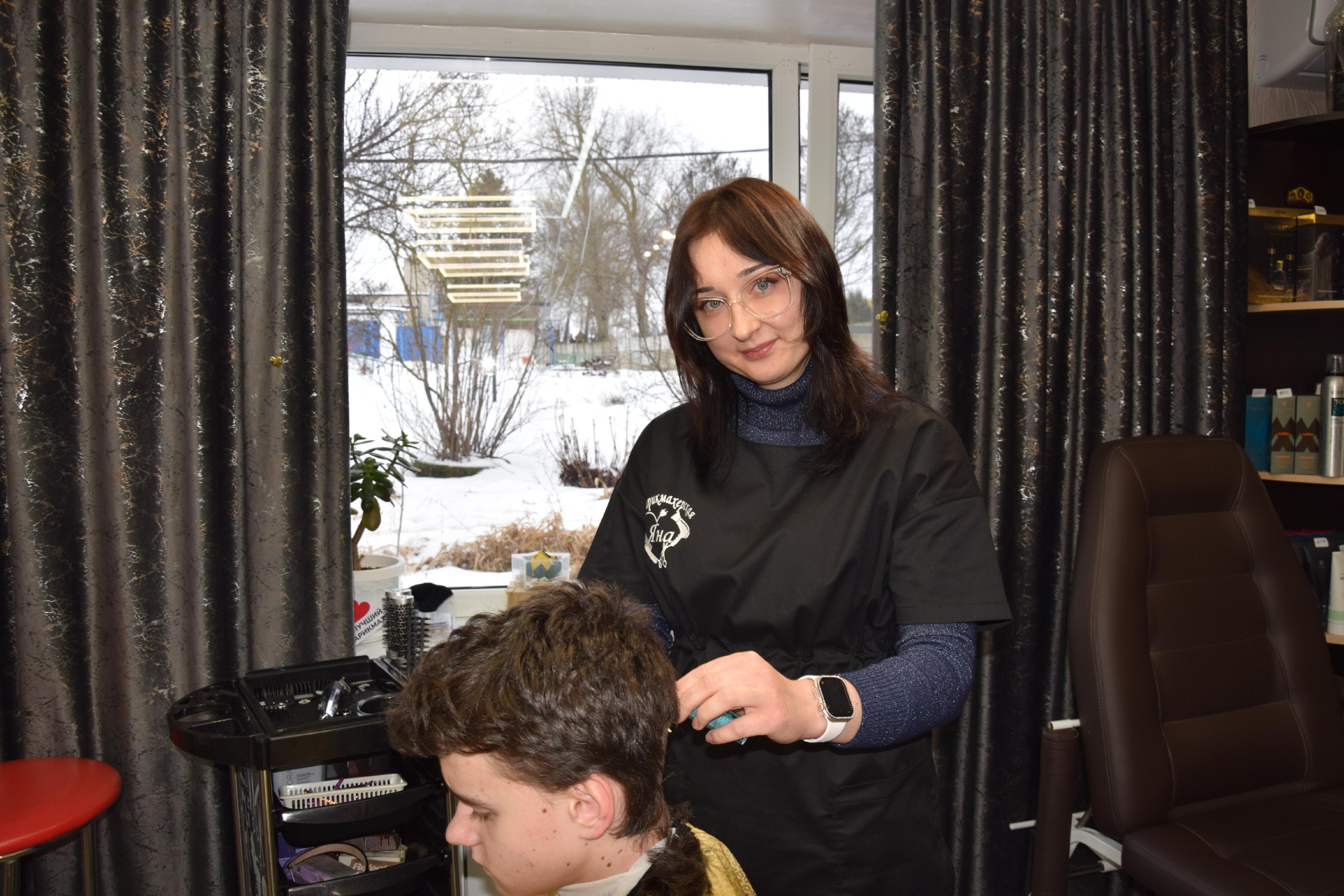 Красота — семейное дело: как социальный контракт помог открыть парикмахерскую в Вейделевке