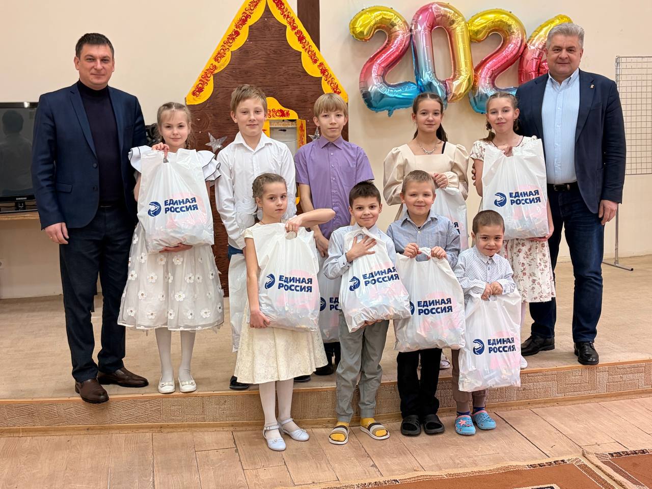 Игорь Щепин: Добро не бывает поздним.. Сегодня с очень тёплой миссией вместе с коллегами и побывал в нашем детском противотуберкулёзном санатории. Новогодняя суета осталась позади, но у нас оставались важные, незавершённые... Игорь Щепин: Добро не бывает поздним.. Сегодня с очень тёплой миссией вместе с коллегами и побывал в нашем детском противотуберкулёзном санатории. Новогодняя суета осталась позади, но у нас оставались важные, незавершённые...