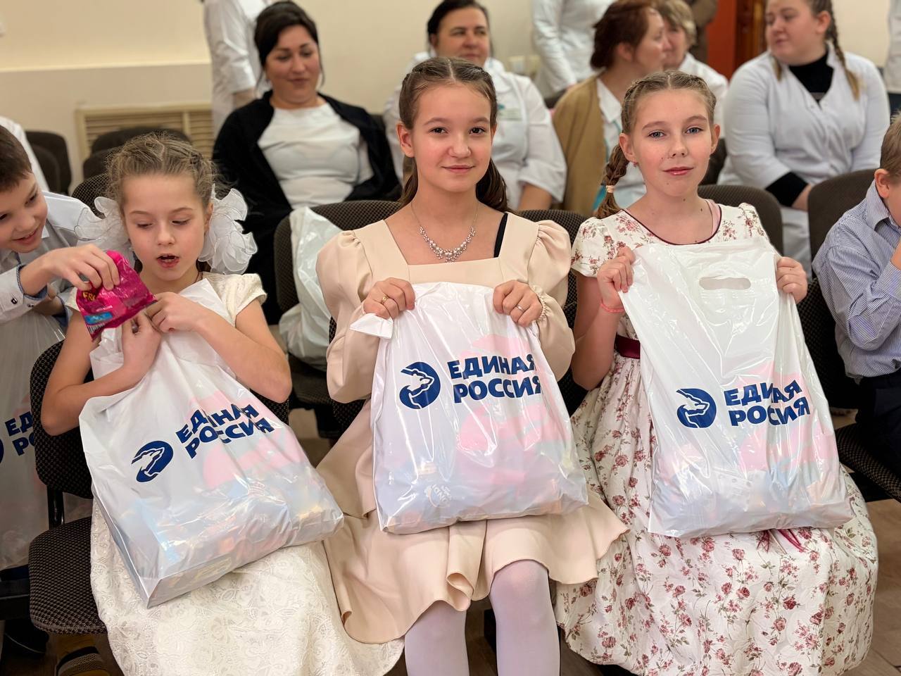 Игорь Щепин: Добро не бывает поздним.. Сегодня с очень тёплой миссией вместе с коллегами и побывал в нашем детском противотуберкулёзном санатории. Новогодняя суета осталась позади, но у нас оставались важные, незавершённые... Игорь Щепин: Добро не бывает поздним.. Сегодня с очень тёплой миссией вместе с коллегами и побывал в нашем детском противотуберкулёзном санатории. Новогодняя суета осталась позади, но у нас оставались важные, незавершённые...