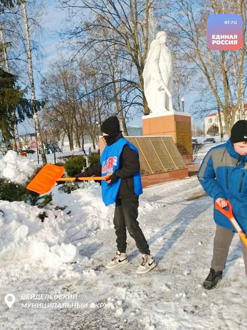 Снежный десант в действии: молодогвардейцы помогают в уборке снега Снежный десант в действии: молодогвардейцы помогают в уборке снега
