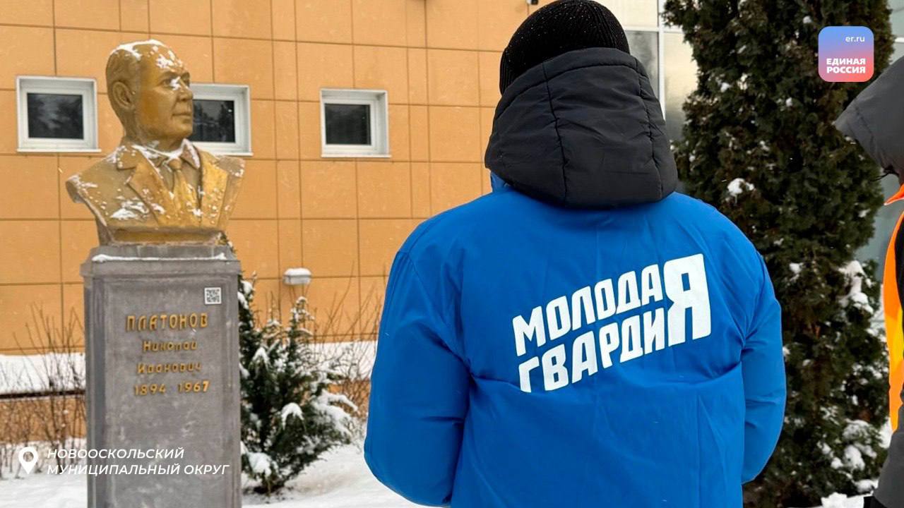 Снежный десант в действии: молодогвардейцы помогают в уборке снега Снежный десант в действии: молодогвардейцы помогают в уборке снега