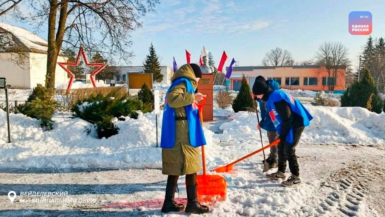 Снежный десант в действии: молодогвардейцы помогают в уборке снега Снежный десант в действии: молодогвардейцы помогают в уборке снега