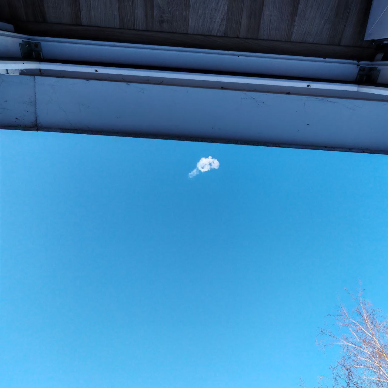 Враг атаковал Белгород, повреждены машины, ранена мирная жительница