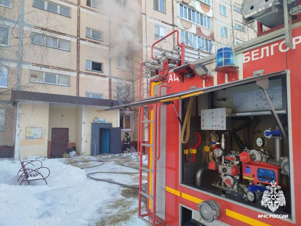 Во время пожара на улице Губкина в Белгороде огонь повредил подвальное помещение, а также кладовку и вещи внутри на 1 этаже
