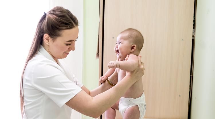 «Когда тебе приносят малыша-карапуза, и он весь такой улыбается, ты сама наполняешься позитивной энергией. Мне очень нравится работать с детьми»