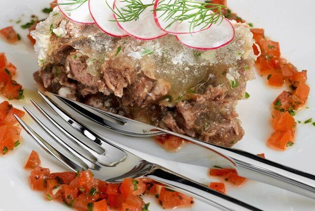 Вкусный холодец: Рецепт с салатом из редиски и томатной сальсой