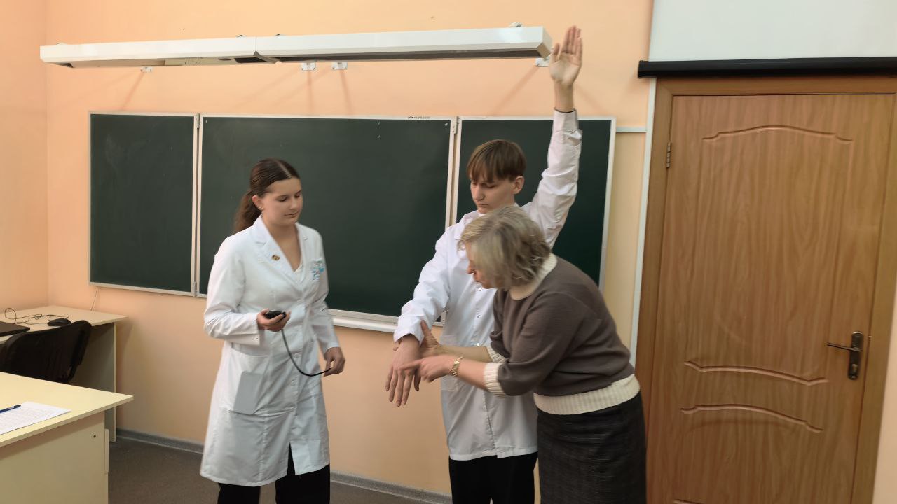 Ученики медклассов Корочанской школы постигают азы профессии Ученики медклассов Корочанской школы постигают азы профессии