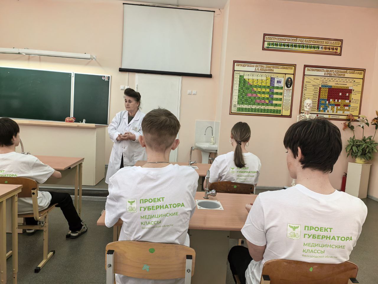 Ученики медклассов Корочанской школы постигают азы профессии Ученики медклассов Корочанской школы постигают азы профессии