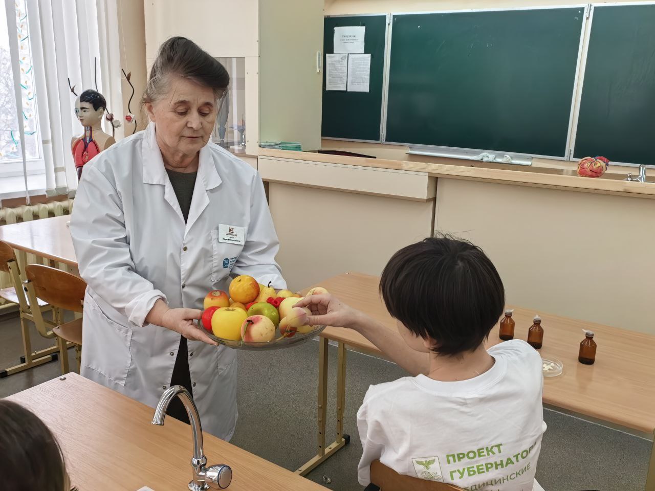 Ученики медклассов Корочанской школы постигают азы профессии Ученики медклассов Корочанской школы постигают азы профессии