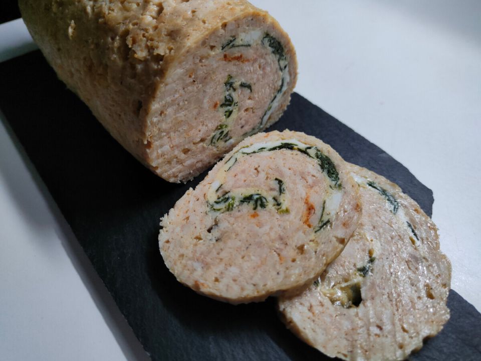 Вкусный куриный рулет с яйцом и шпинатом для ваших блюд