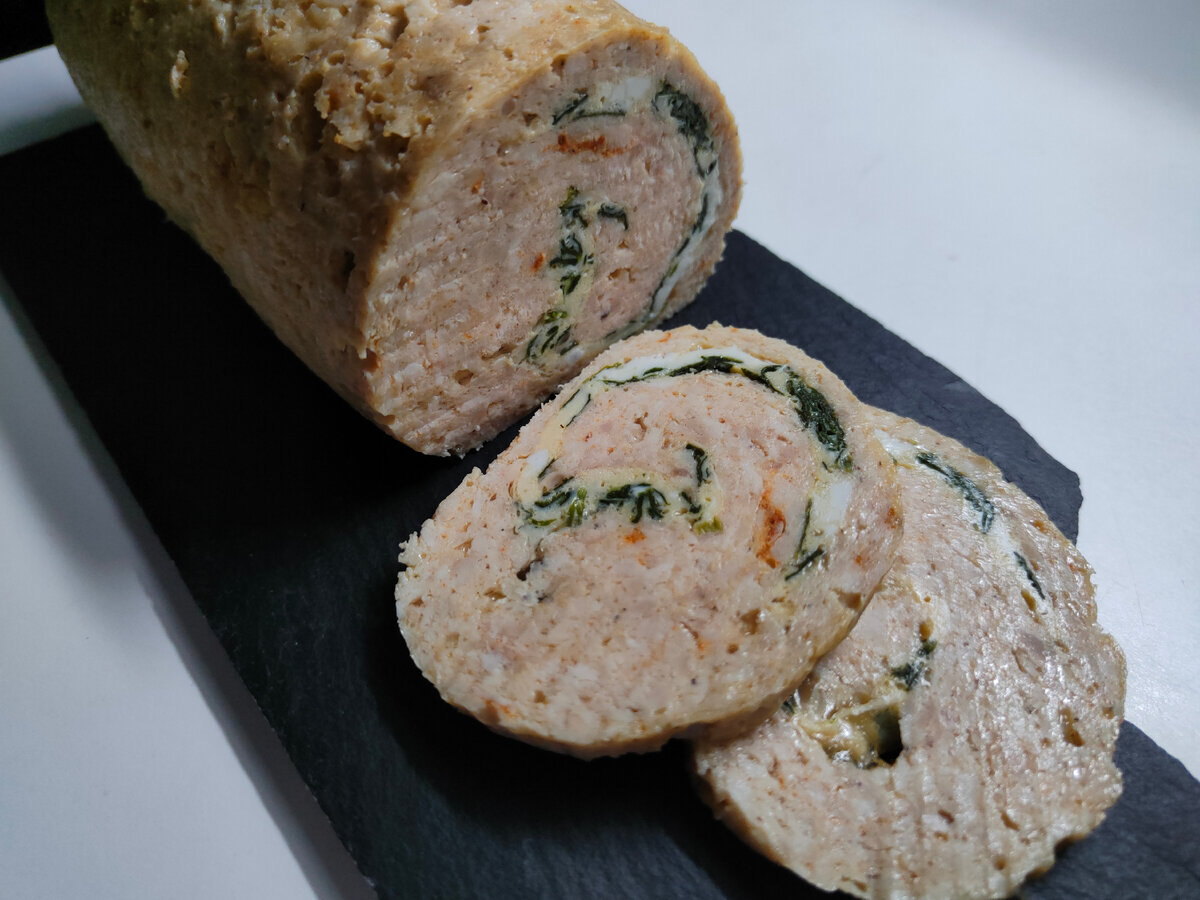 Вкусный куриный рулет с яйцом и шпинатом для ваших блюд