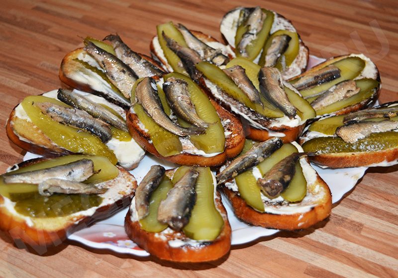 Нежные бутерброды со шпротами: простой рецепт для дружеской встречи