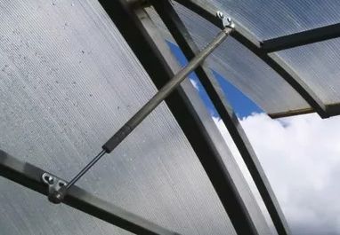 Эффективное решение для проветривания теплицы: как автомобильный газлифт спасает урожай