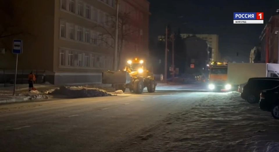 Коммунальщики работают. Уборка снега продолжается, несмотря ни на какие обстоятельства