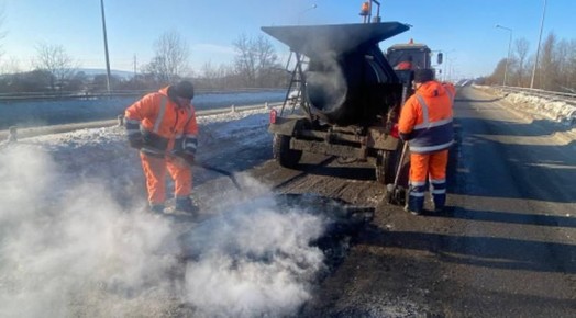 На объездной дороге в Старооскольском округе начали ямочный ремонт