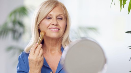 Остерегайтесь румян этих оттенков: красоткам в возрасте только добавят пару лишних лет