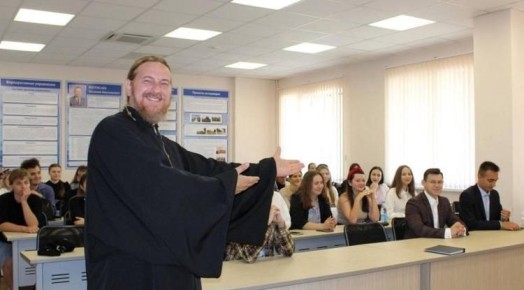 «Студенты приходят в храм каждый день. У них есть мой номер телефона, возможность общаться в мессенджерах, говорить с глазу на глаз о том, что тревожит их душу. Приходят также преподаватели и работники вуза – люди, которые...