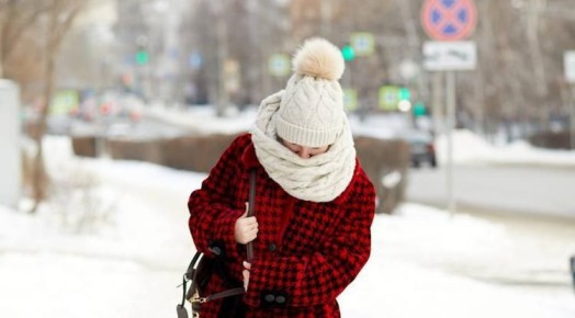 «Тяжёлая верхняя одежда создаёт дополнительную нагрузку на плечи и спину. Это заставляет человека непроизвольно менять положение тела, чтобы компенсировать лишний вес, что приводит к нарушению осанки: центр тяжести...