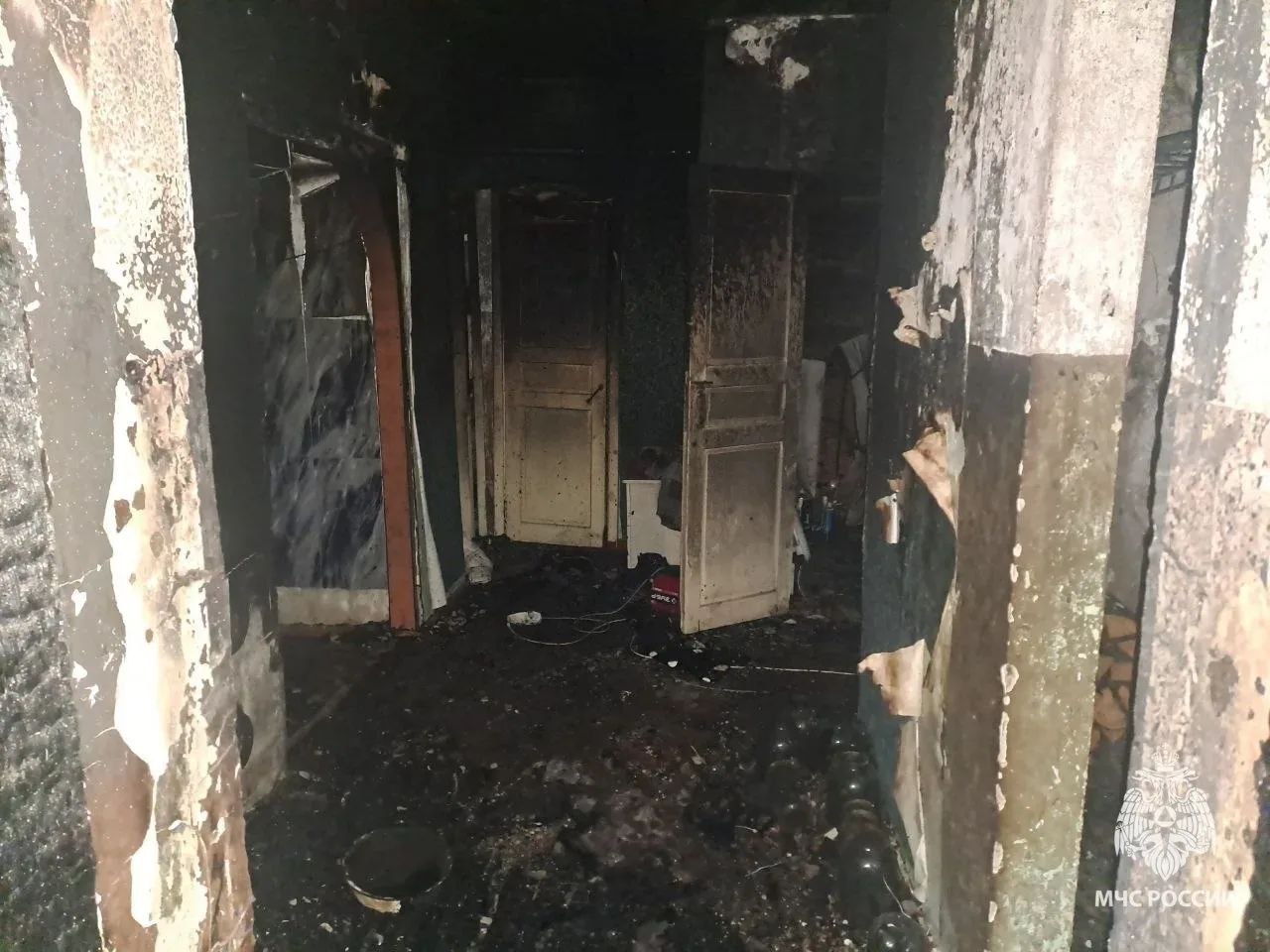 Трое детей успели выскочить, а 13-летняя девочка с младенцем на руках осталась в горящем доме Трое детей успели выскочить, а 13-летняя девочка с младенцем на руках осталась в горящем доме