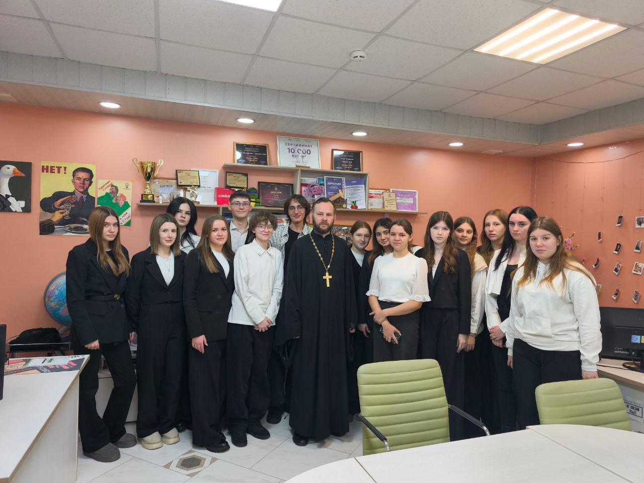 В преддверии Дня православной молодёжи, который ежегодно отмечается 15 февраля и совпадает с праздником Сретение Господне, в СОФ НИУ «БелГУ» состоялась встреча с отцом Павлом В преддверии Дня православной молодёжи, который ежегодно отмечается 15 февраля и совпадает с праздником Сретение Господне, в СОФ НИУ «БелГУ» состоялась встреча с отцом Павлом