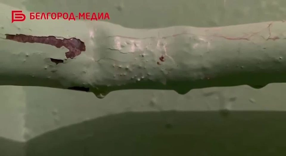 Специалисты аварийной службы устраняют последствия разморозки системы отопления в одной из белгородских школ