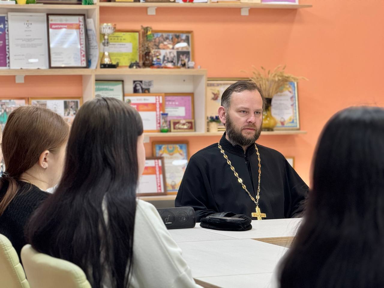 В преддверии Дня православной молодёжи, который ежегодно отмечается 15 февраля и совпадает с праздником Сретение Господне, в СОФ НИУ «БелГУ» состоялась встреча с отцом Павлом В преддверии Дня православной молодёжи, который ежегодно отмечается 15 февраля и совпадает с праздником Сретение Господне, в СОФ НИУ «БелГУ» состоялась встреча с отцом Павлом