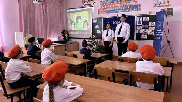 В Белгородской области автоинспекторы вместе со своими юными помощниками призвали школьников стать ярче и заметнее В Белгородской области автоинспекторы вместе со своими юными помощниками призвали школьников стать ярче и заметнее