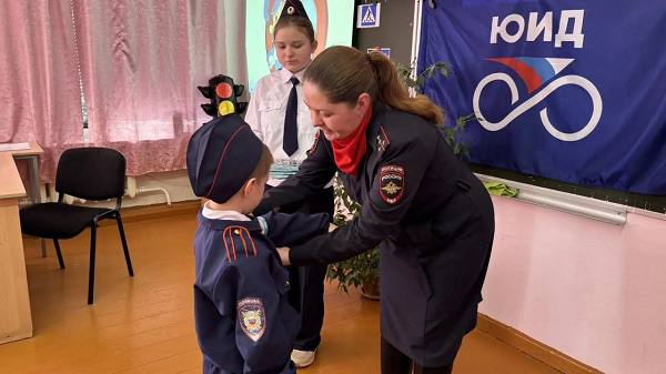 В Белгородской области автоинспекторы вместе со своими юными помощниками призвали школьников стать ярче и заметнее В Белгородской области автоинспекторы вместе со своими юными помощниками призвали школьников стать ярче и заметнее