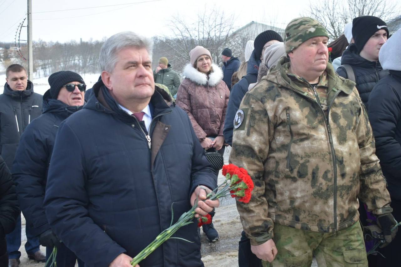 Игорь Щепин: В день 83-й годовщины освобождения Ивнянского округа от немецко-фашистских захватчиков, мы собрались у памятника погибшим воинам, чтобы принять участие в патриотической акции Игорь Щепин: В день 83-й годовщины освобождения Ивнянского округа от немецко-фашистских захватчиков, мы собрались у памятника погибшим воинам, чтобы принять участие в патриотической акции