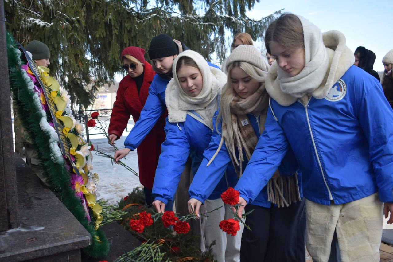 Игорь Щепин: В день 83-й годовщины освобождения Ивнянского округа от немецко-фашистских захватчиков, мы собрались у памятника погибшим воинам, чтобы принять участие в патриотической акции Игорь Щепин: В день 83-й годовщины освобождения Ивнянского округа от немецко-фашистских захватчиков, мы собрались у памятника погибшим воинам, чтобы принять участие в патриотической акции