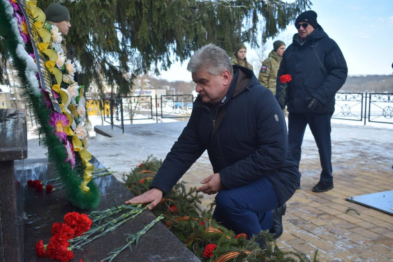 Игорь Щепин: В день 83-й годовщины освобождения Ивнянского округа от немецко-фашистских захватчиков, мы собрались у памятника погибшим воинам, чтобы принять участие в патриотической акции Игорь Щепин: В день 83-й годовщины освобождения Ивнянского округа от немецко-фашистских захватчиков, мы собрались у памятника погибшим воинам, чтобы принять участие в патриотической акции