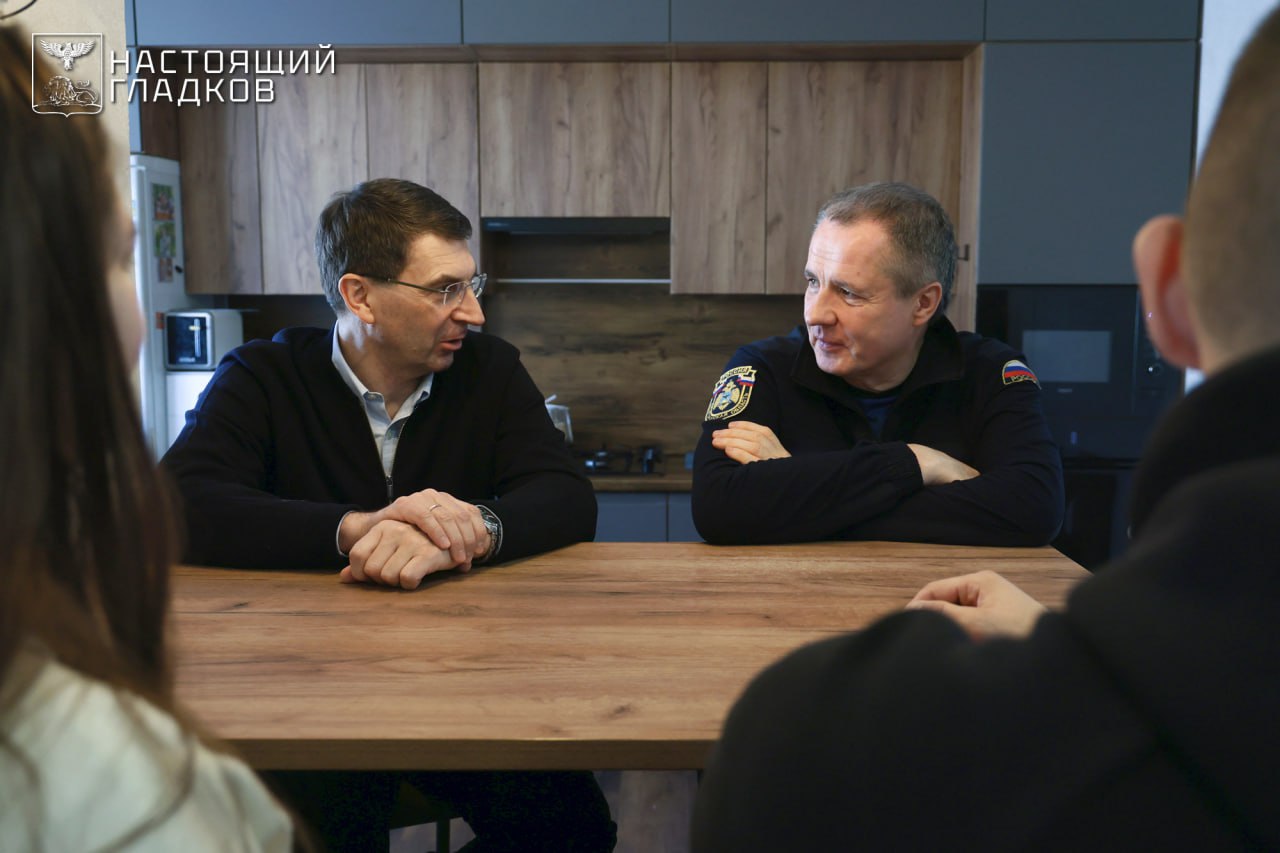 Вячеслав Гладков: Вместе с полномочным представителем Президента РФ в Центральном федеральном округе Игорем Олеговичем Щёголевым в преддверии Дня защитника Отечества приехали поздравить семью участника СВО, действующего... Вячеслав Гладков: Вместе с полномочным представителем Президента РФ в Центральном федеральном округе Игорем Олеговичем Щёголевым в преддверии Дня защитника Отечества приехали поздравить семью участника СВО, действующего...