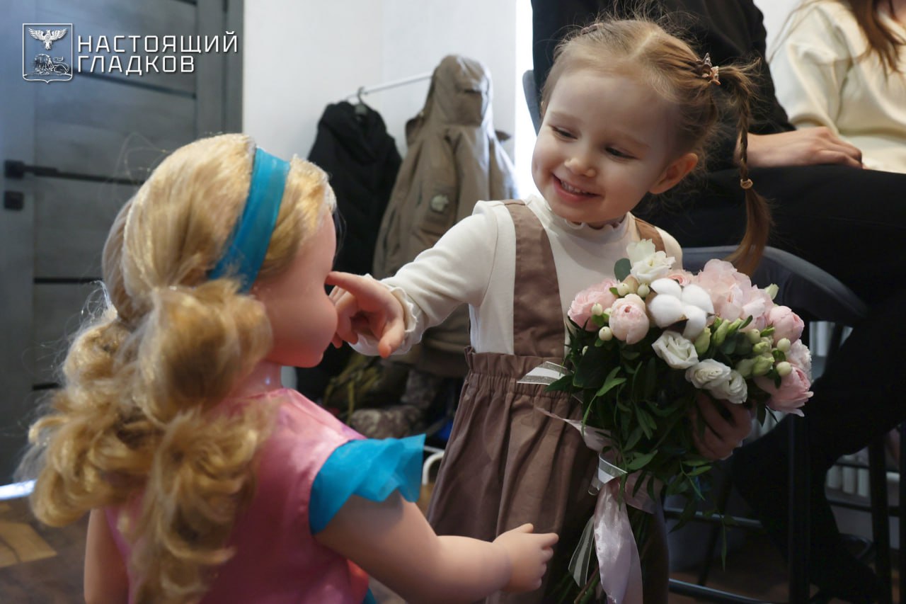 Вячеслав Гладков: Вместе с полномочным представителем Президента РФ в Центральном федеральном округе Игорем Олеговичем Щёголевым в преддверии Дня защитника Отечества приехали поздравить семью участника СВО, действующего... Вячеслав Гладков: Вместе с полномочным представителем Президента РФ в Центральном федеральном округе Игорем Олеговичем Щёголевым в преддверии Дня защитника Отечества приехали поздравить семью участника СВО, действующего...