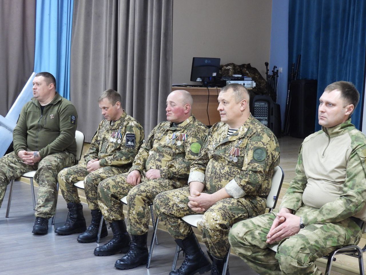 Татьяна Киричкова: В рамках проекта «Диалоги с Героями» в ОГАПОУ «Ровеньский политехнический техникум» курсанты муниципального центра «Воин» и студенты смогли пообщаться с бойцами СГУП «Орлан» и членами территориальной... Татьяна Киричкова: В рамках проекта «Диалоги с Героями» в ОГАПОУ «Ровеньский политехнический техникум» курсанты муниципального центра «Воин» и студенты смогли пообщаться с бойцами СГУП «Орлан» и членами территориальной...