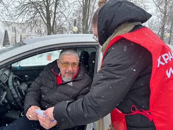 Белгородские автоинспекторы и волонтеры поздравили водителей с Днём защитника Отечества и напомнили о безопасности на дорогах Белгородские автоинспекторы и волонтеры поздравили водителей с Днём защитника Отечества и напомнили о безопасности на дорогах